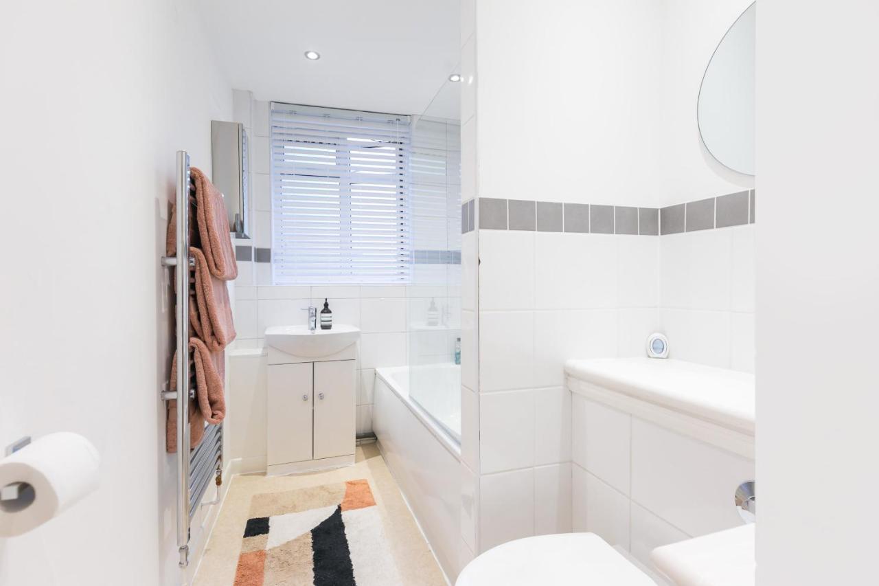 Perfectly Located 1 Bed Apartment Above Tube Station London Luaran gambar